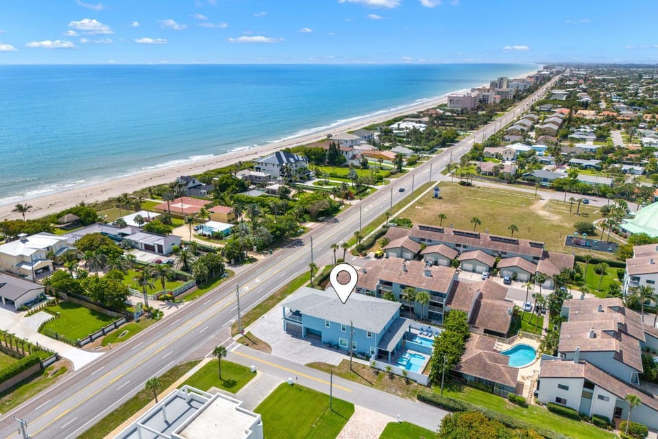 Property building, Day, Neighbourhood, Natural landscape, Bird's eye view, Beach, Sea view, Location