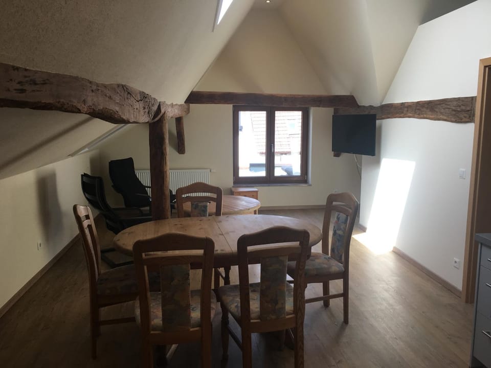 Communal lounge/ TV room, TV and multimedia, Living room, Seating area, Dining area, Evening entertainment