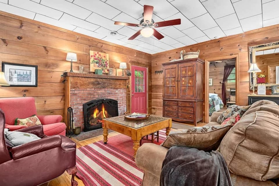 4BR Lakefront Dock Boat Rental Free Tix House in Lake Lure