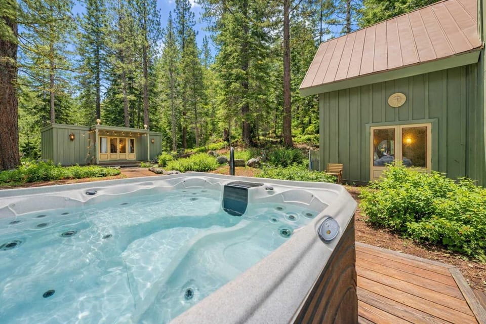 Olympic Valley Escape - Riverside Views Hot Tub House in Sierra Nevada