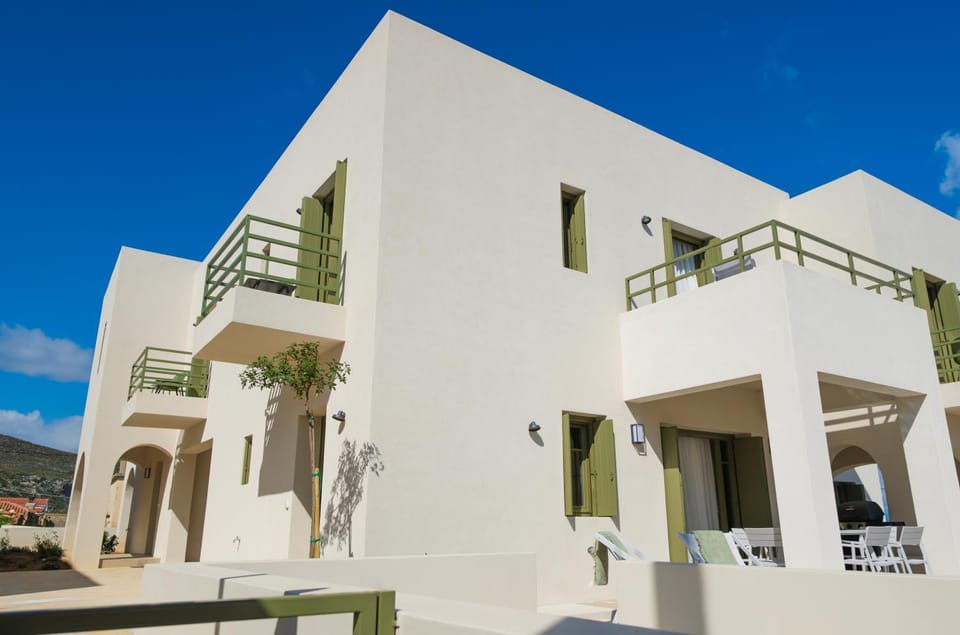 Property building, Balcony/Terrace, Swimming pool, sunbed