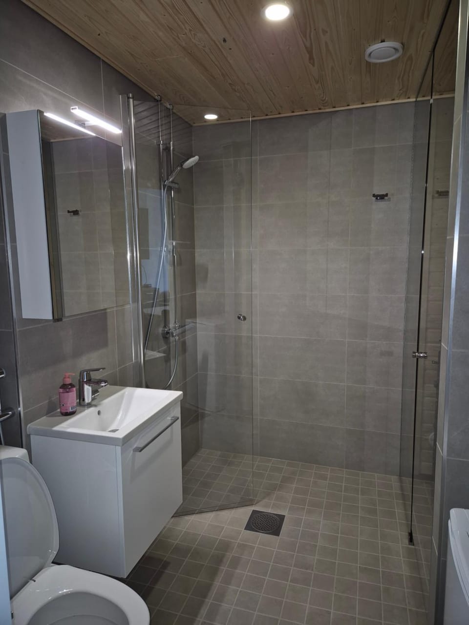 1st floor, 33m2 1-bedroom app, sauna, close to the shop, airport and train station Apartment in Uusimaa
