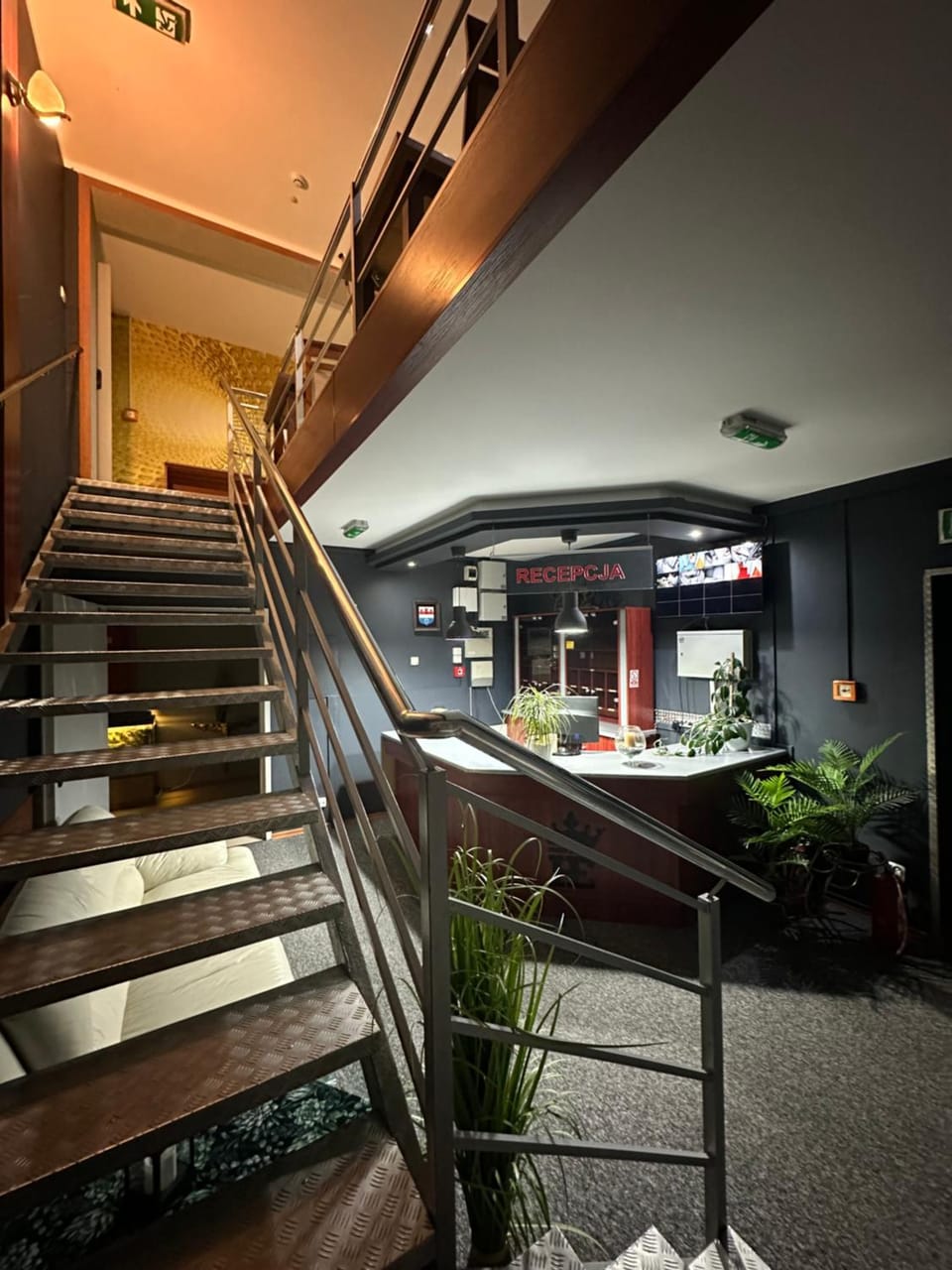 Shower, Property building, Staff, Area and facilities, Supermarket/grocery shop, group of guests, Parking, hair dryier, internet, internet, storage, stove, towels, dryer, kitchen