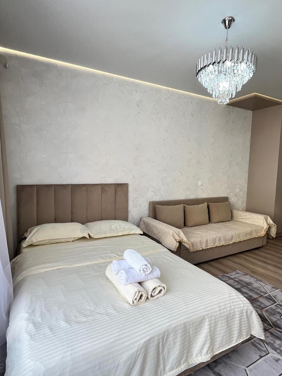 Bed, Living room, Photo of the whole room, Seating area, Bedroom, towels