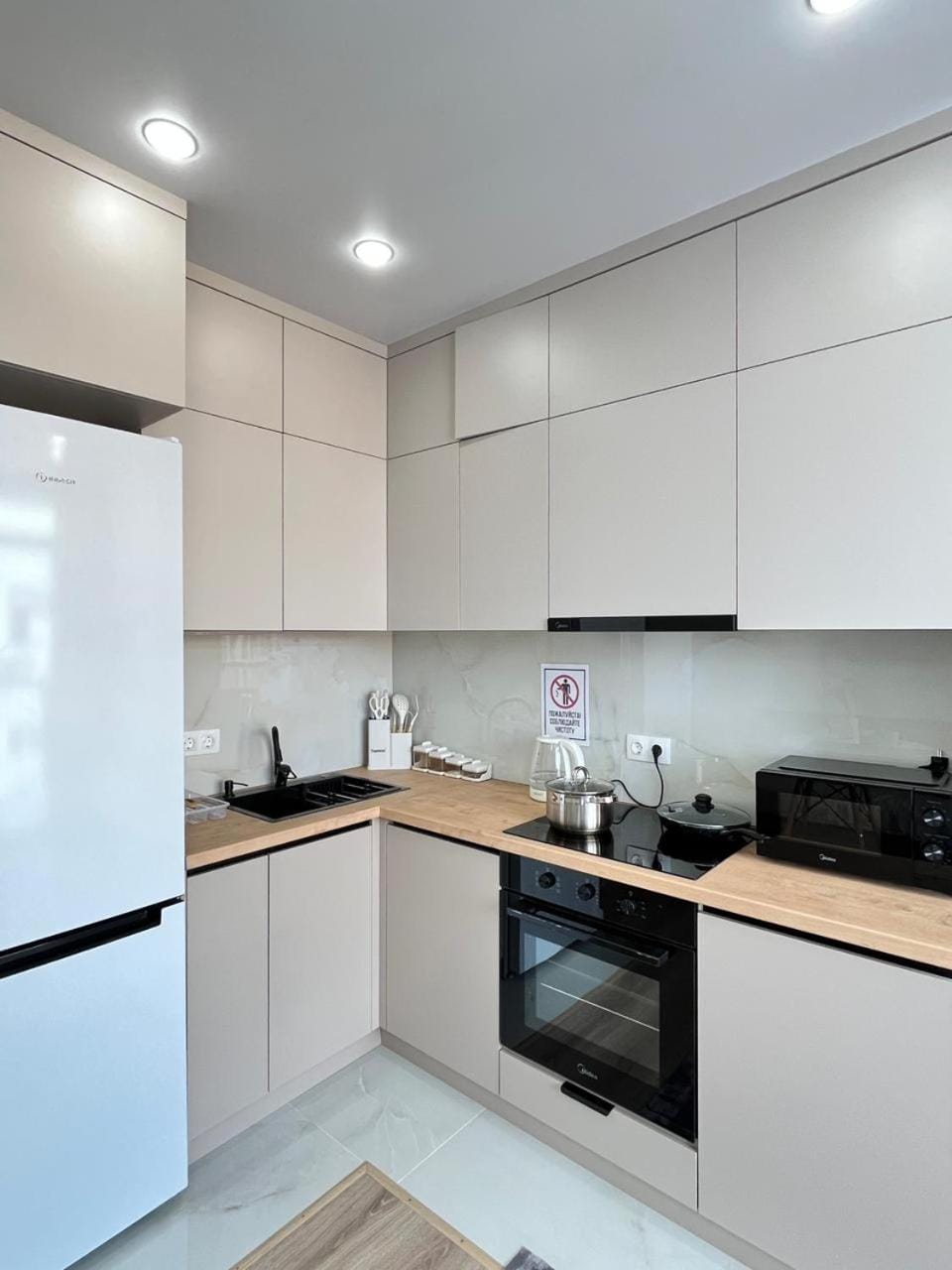 Coffee/tea facilities, Kitchen or kitchenette, oven, stove