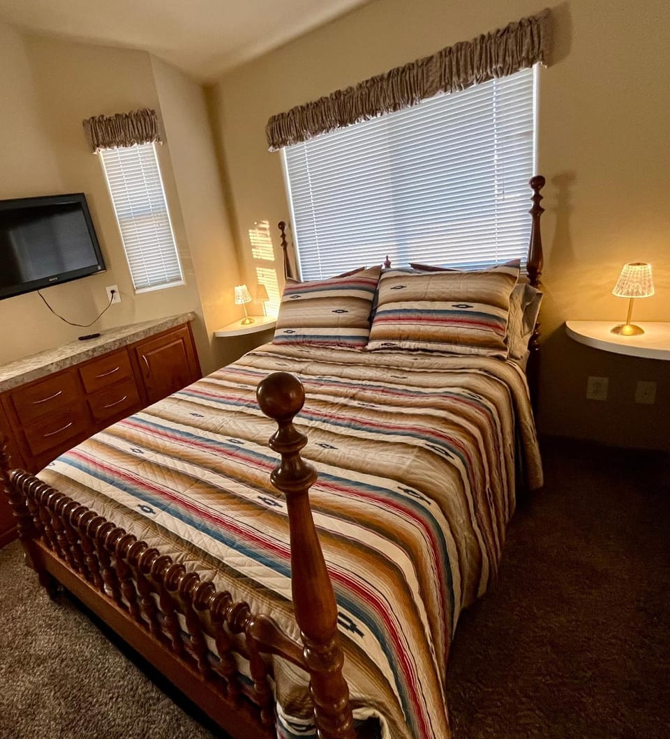 Bed, TV and multimedia, Photo of the whole room, Bedroom