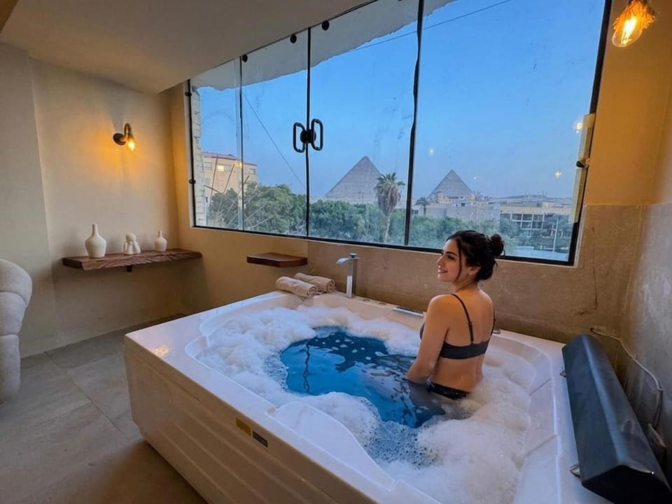 Bed, People, Natural landscape, Hot Tub, Photo of the whole room, Bedroom, Mountain view, Pool view, Swimming pool, group of guests, Bath, towels