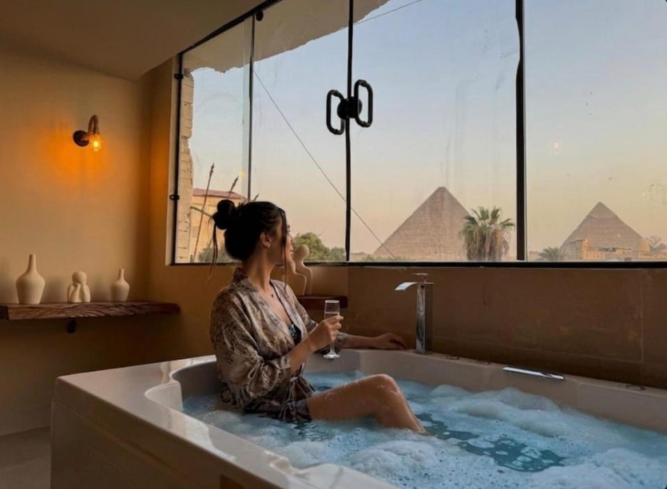 People, Natural landscape, Hot Tub, Food and drinks, Guests, Pool view, Swimming pool, Drinks, group of guests, Bath
