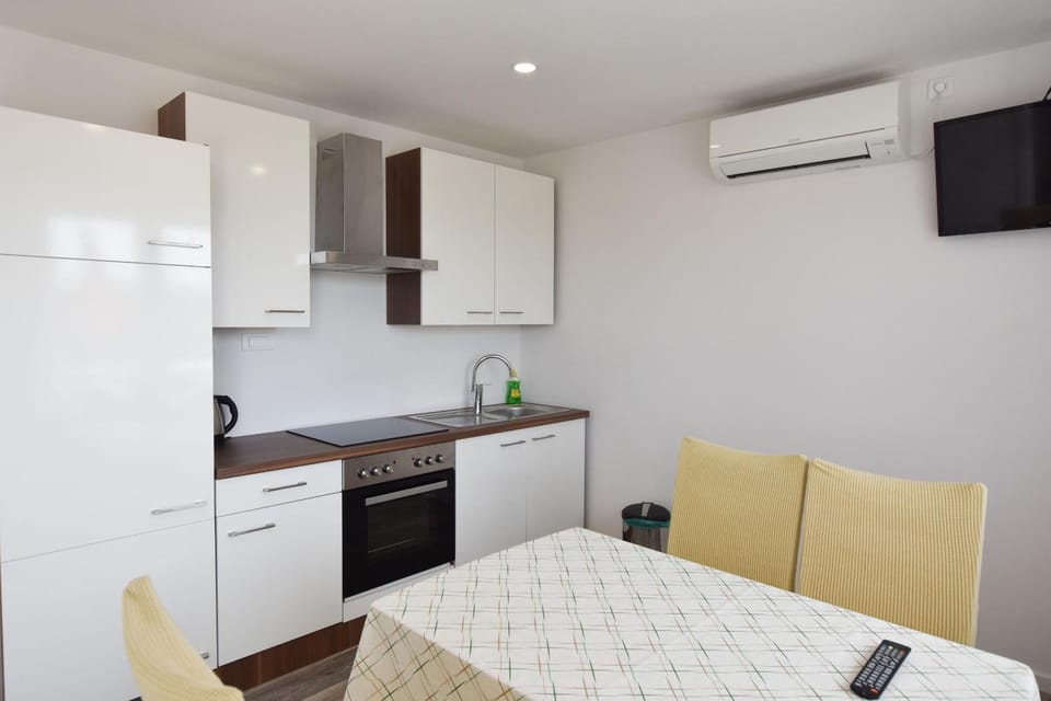 Kitchen or kitchenette, Photo of the whole room, Seating area, Dining area, oven, stove, air conditioner