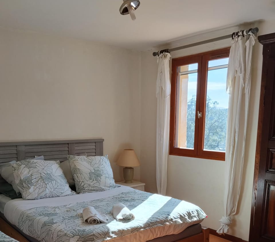 Bed, Photo of the whole room, Bedroom, towels