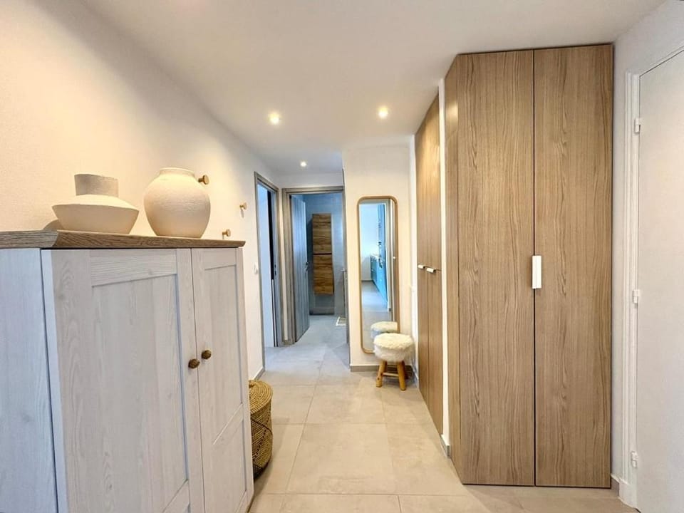 Beautiful 3-bedroom - Walking distance to beaches - Swimming pool - Parking Apartment in Antibes