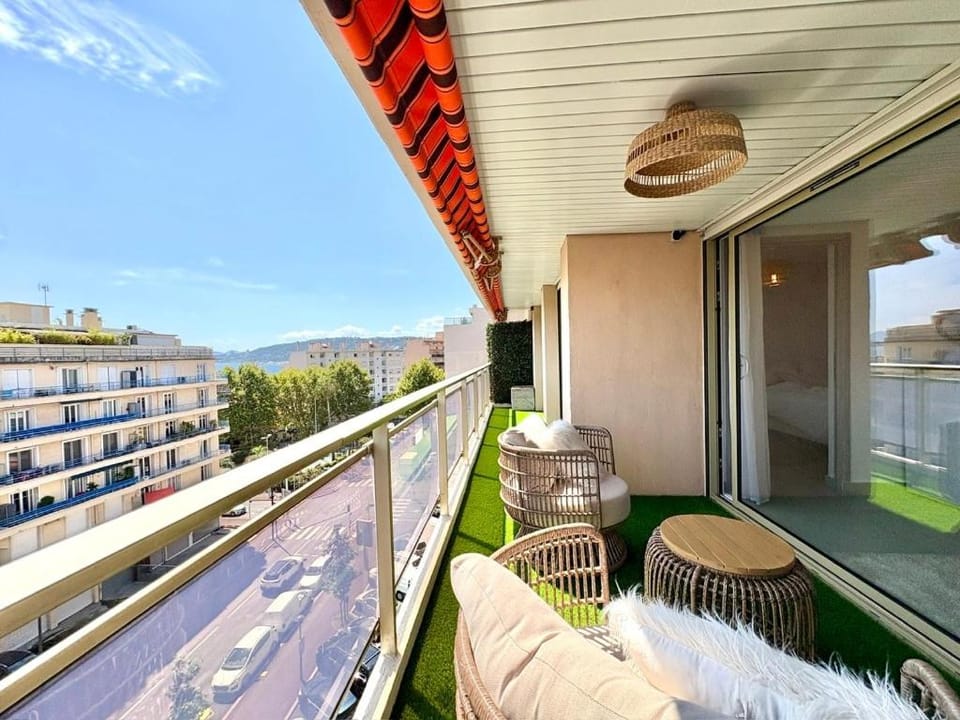 Beautiful 3-bedroom - Walking distance to beaches - Swimming pool - Parking Apartment in Antibes