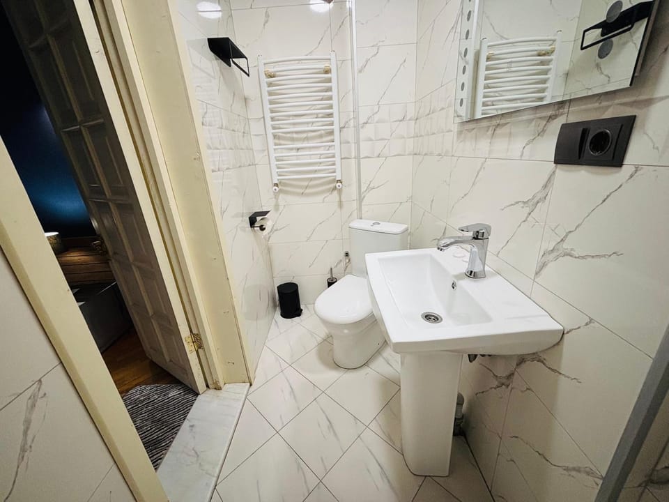 Shower, Toilet