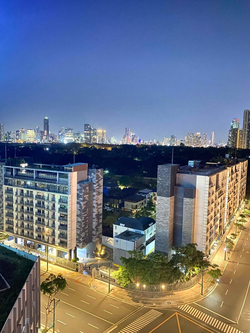 Park McKinley West Classic Luxury 1Br Apartment hotel in Makati