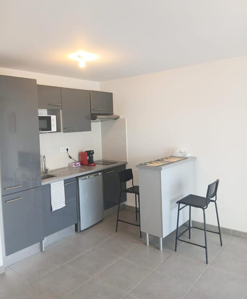 Kitchen or kitchenette, Dining area, minibar, stove