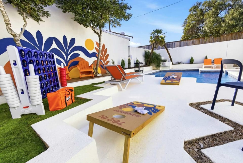 Outdoor Oasis - Poolside Movie Nights - Sleeps 16 House in San Antonio