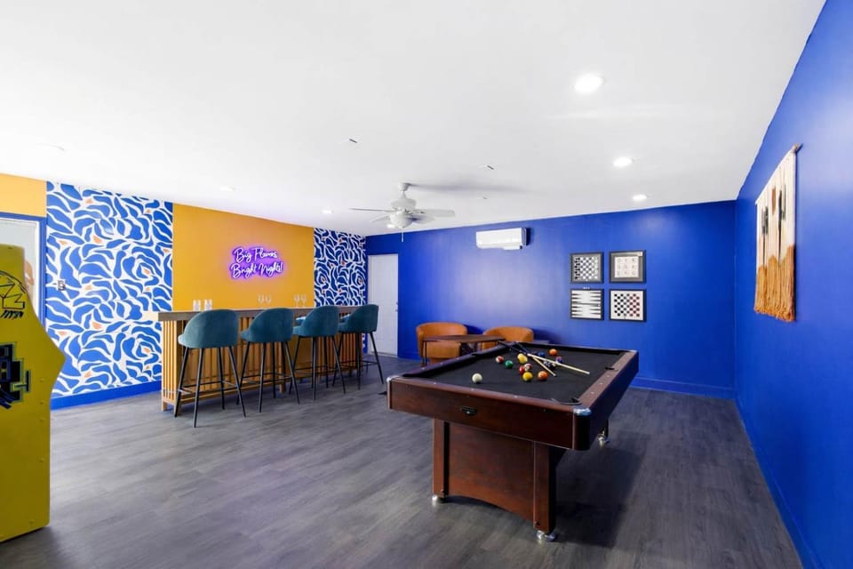 Outdoor Oasis - Poolside Movie Nights - Sleeps 16 House in San Antonio
