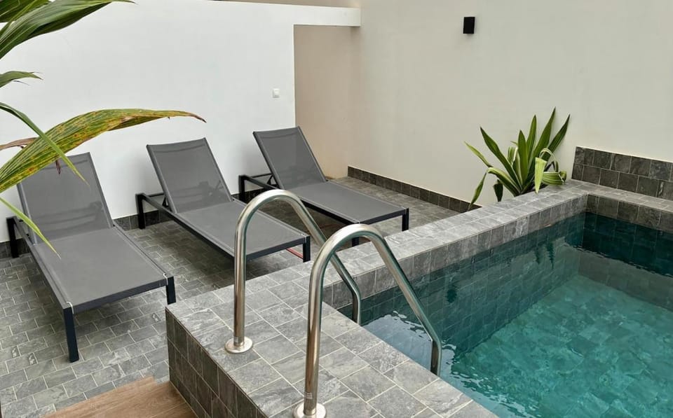 Swimming pool, sunbed