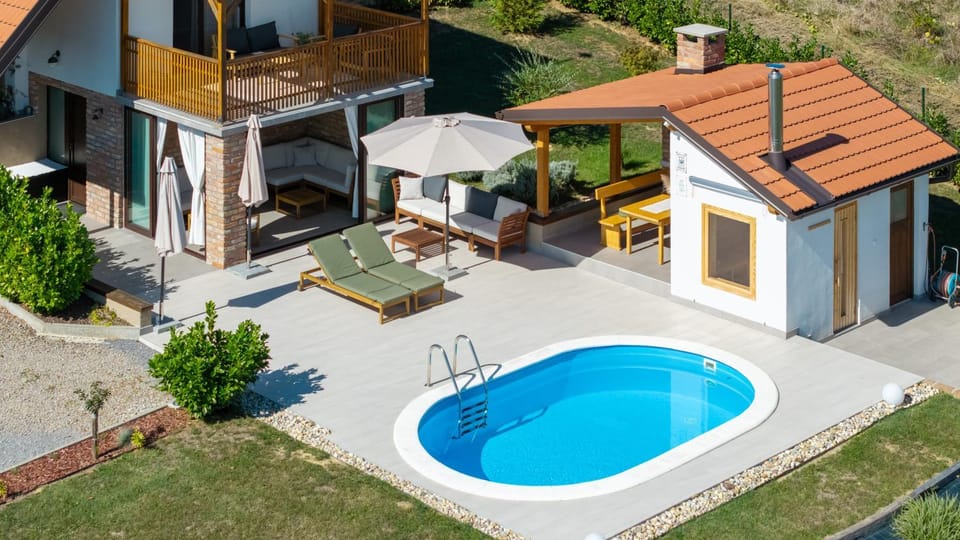 Property building, Balcony/Terrace, Swimming pool, sunbed
