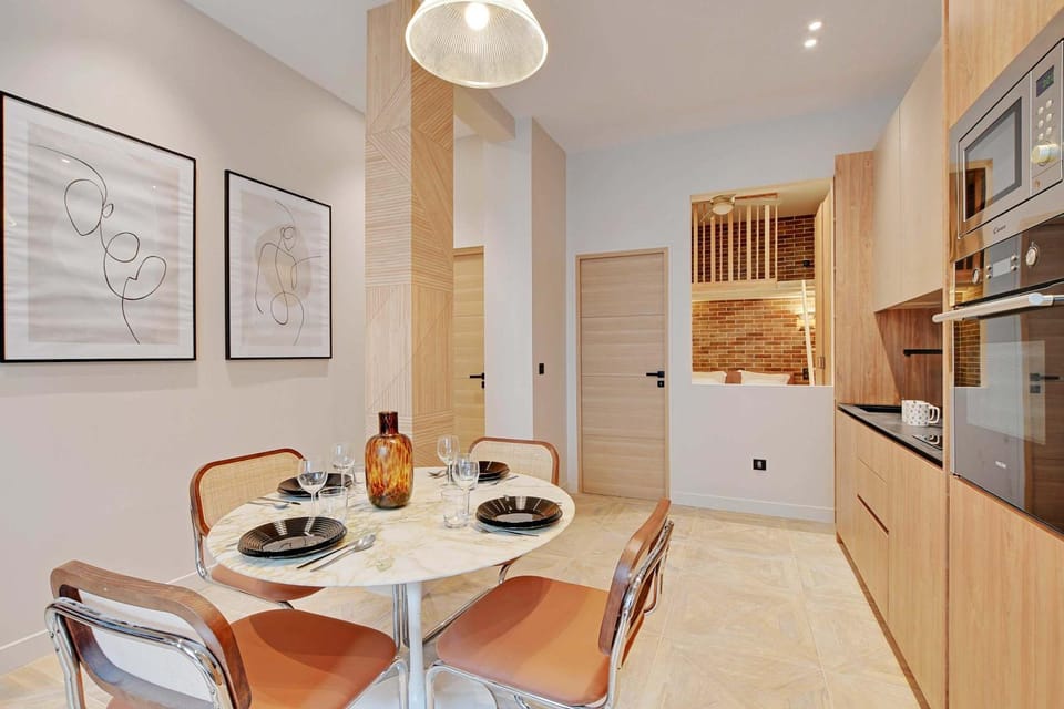 Kitchen or kitchenette, Living room, Seating area, oven, stove