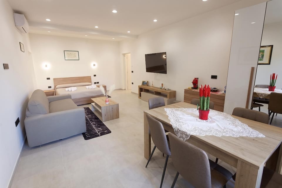 Bed, Living room, Seating area, Dining area, Bedroom