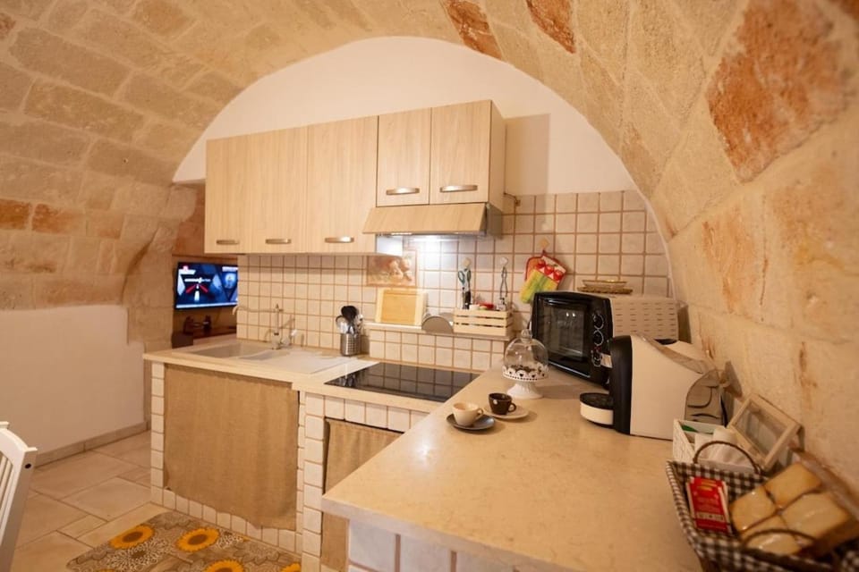Coffee/tea facilities, Kitchen or kitchenette, stove