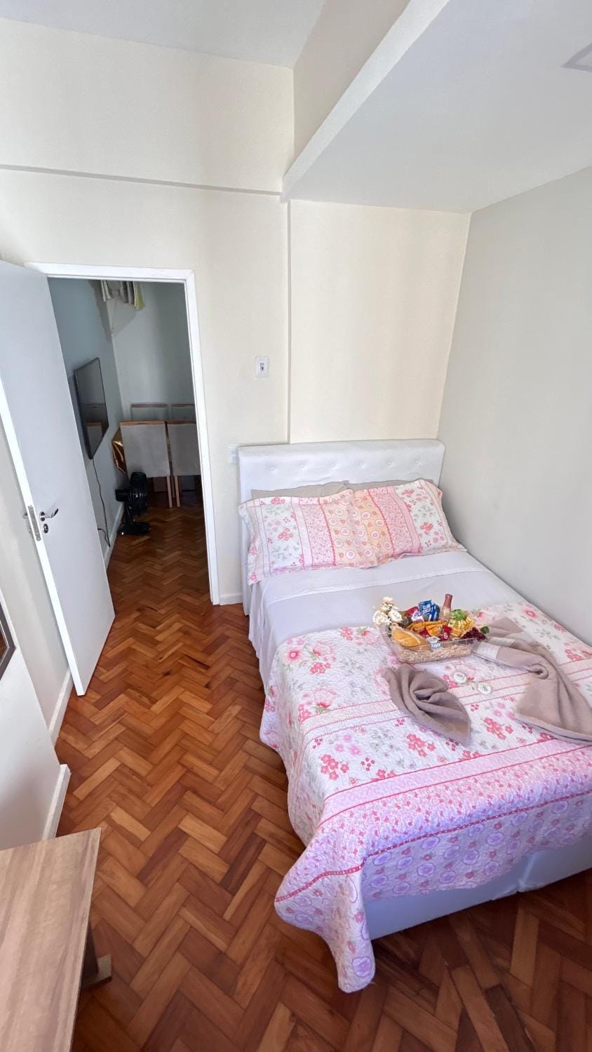 Reserve agora e ganhe 1 ESPUMANTE para tornar sua experiência ainda mais especial, brinde momentos inesquecíveis neste Studio confortável e aconchegante, Apto no Coração de Copacabana, pertinho de Tudo, com Ar e Wi-Fi Apartment in Rio de Janeiro