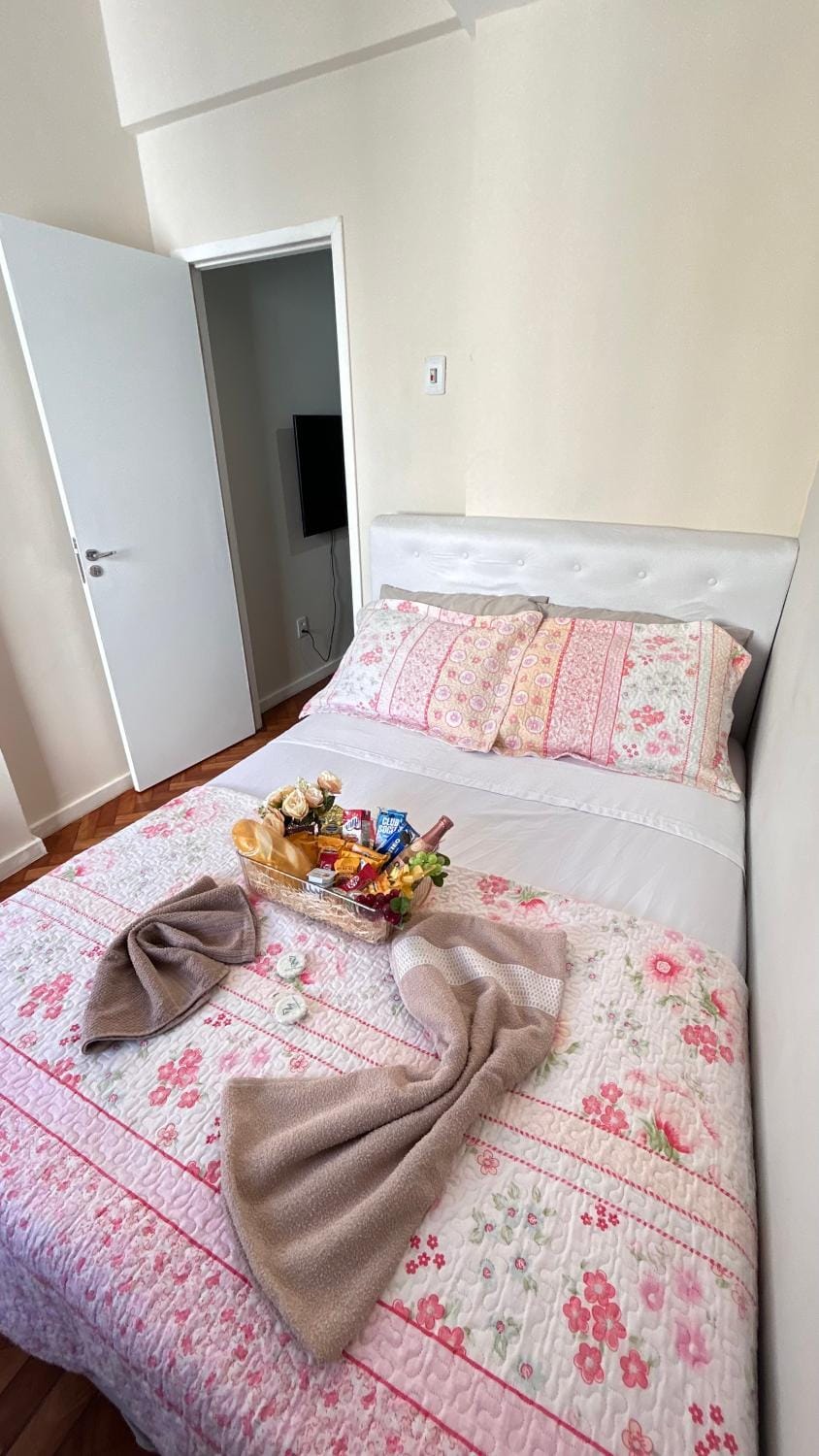 Reserve agora e ganhe 1 ESPUMANTE para tornar sua experiência ainda mais especial, brinde momentos inesquecíveis neste Studio confortável e aconchegante, Apto no Coração de Copacabana, pertinho de Tudo, com Ar e Wi-Fi Apartment in Rio de Janeiro