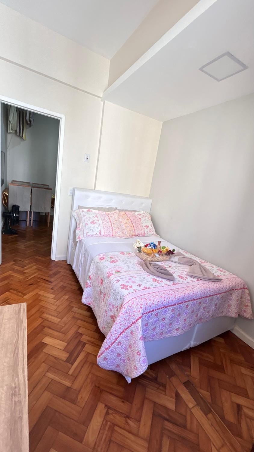 Reserve agora e ganhe 1 ESPUMANTE para tornar sua experiência ainda mais especial, brinde momentos inesquecíveis neste Studio confortável e aconchegante, Apto no Coração de Copacabana, pertinho de Tudo, com Ar e Wi-Fi Apartment in Rio de Janeiro