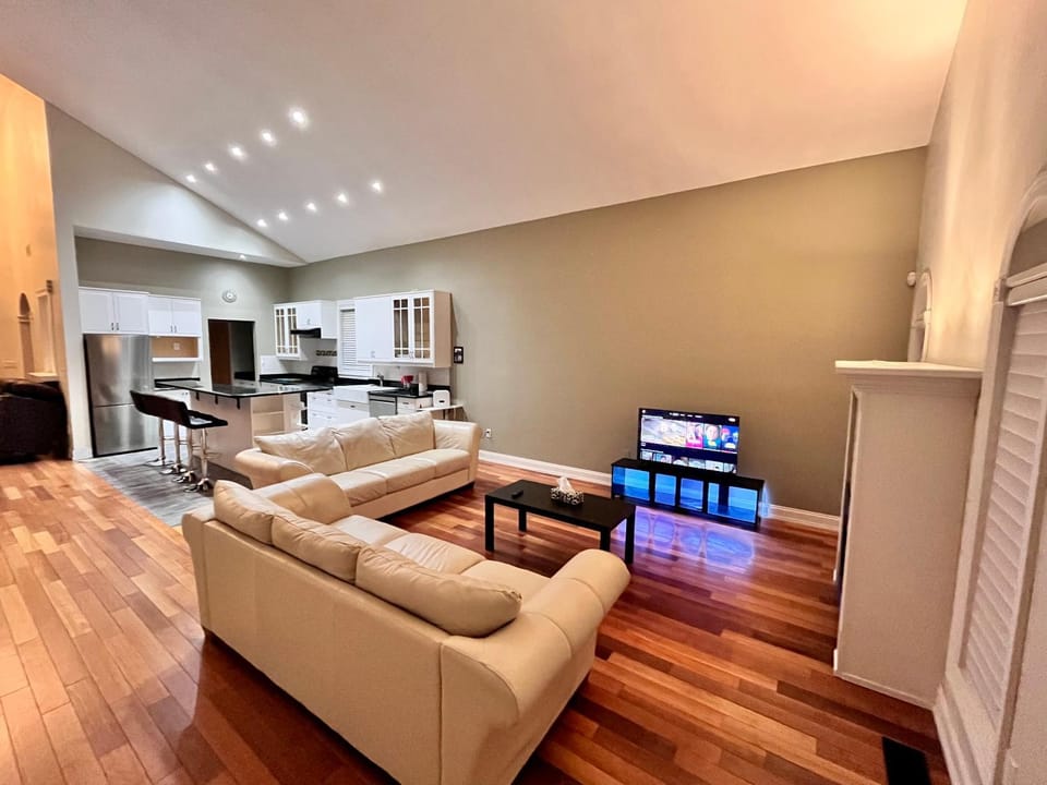 Bright Upper Suite 2BR with Workspace Niagara Falls Villa in Niagara Falls