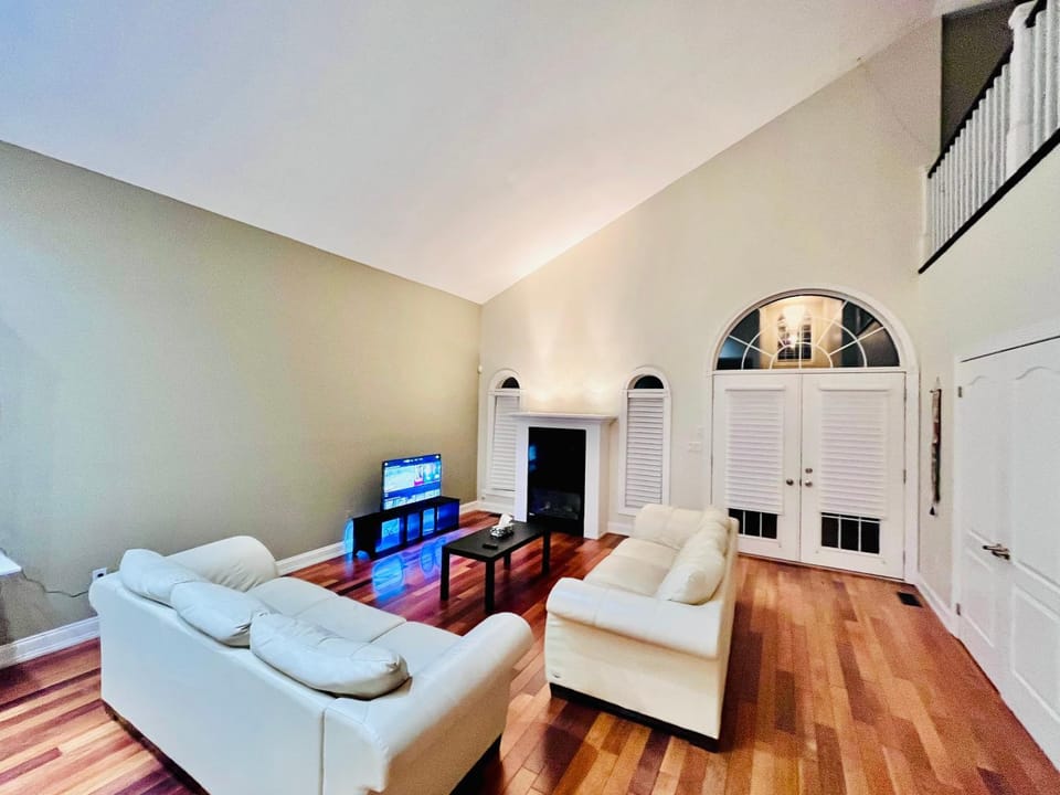 Bright Upper Suite 2BR with Workspace Niagara Falls Villa in Niagara Falls