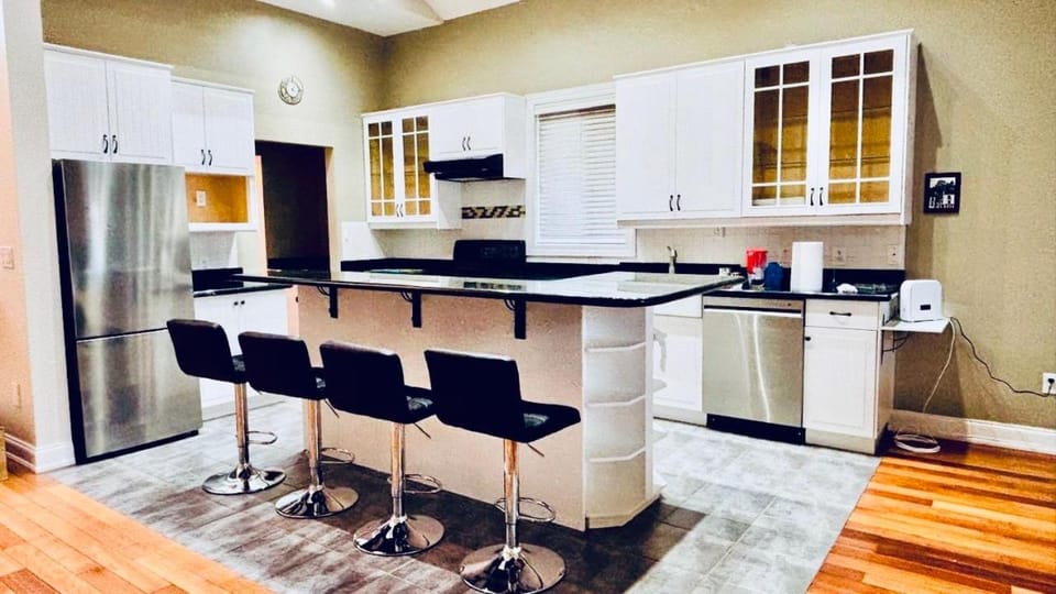 Bright Upper Suite 2BR with Workspace Niagara Falls Villa in Niagara Falls