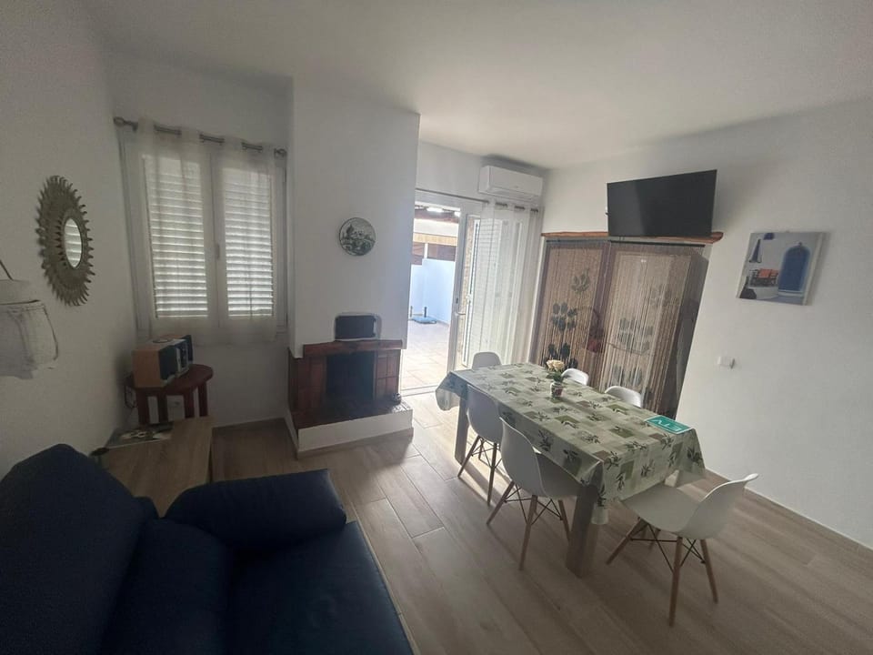 TV and multimedia, Kitchen or kitchenette, Living room, Seating area, Dining area