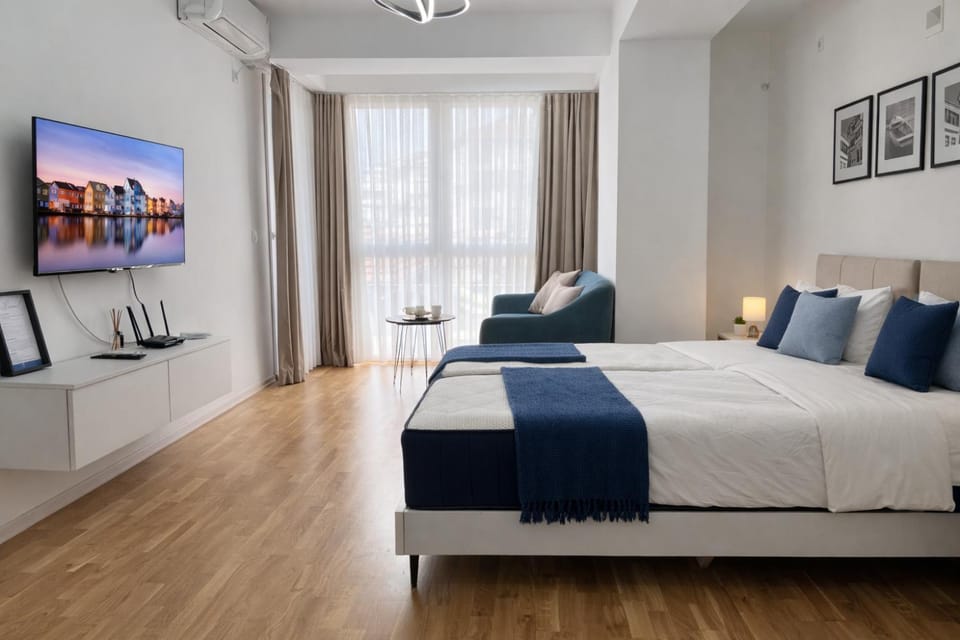 Bed, TV and multimedia, Living room, Photo of the whole room, Seating area, Bedroom, air conditioner