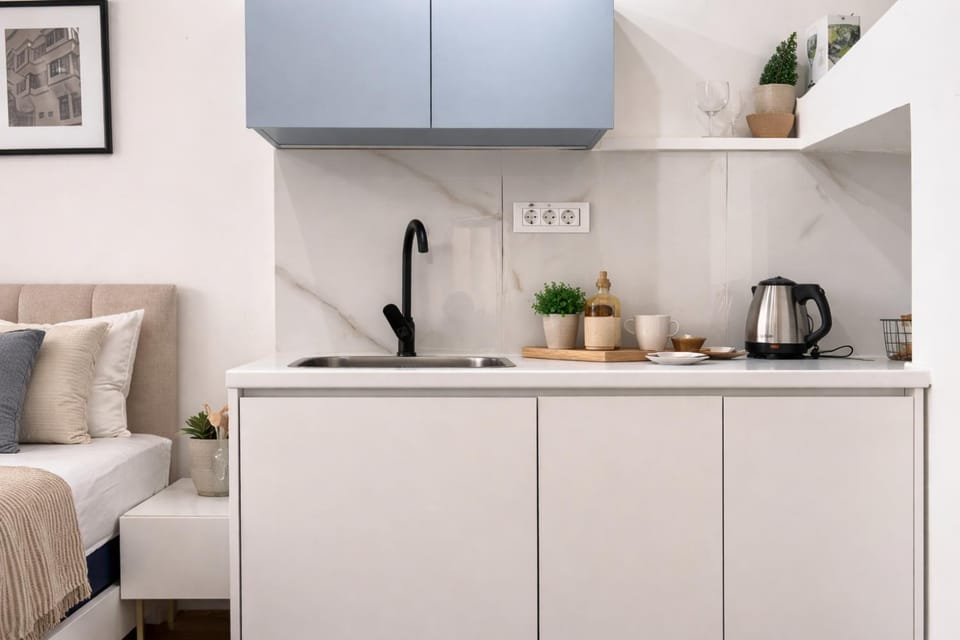 Coffee/tea facilities, Kitchen or kitchenette, Living room, Seating area