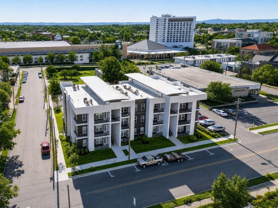 Elegant New-Build Suite - Walk to Everything, Suite 208 Apartment in Hot Springs