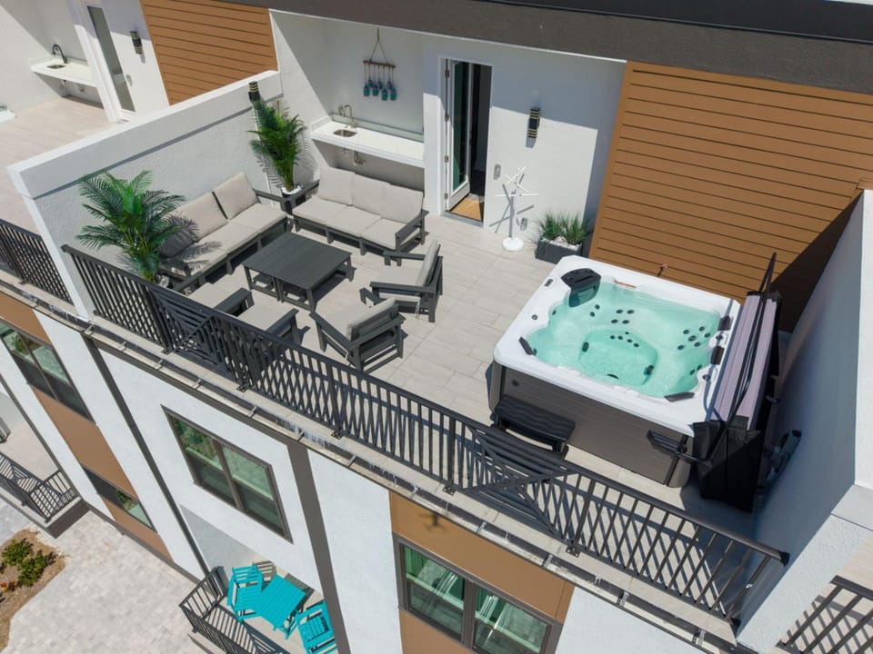 Oceanview Rooftop Hot Tub 1 Block to Beach House in Treasure Island