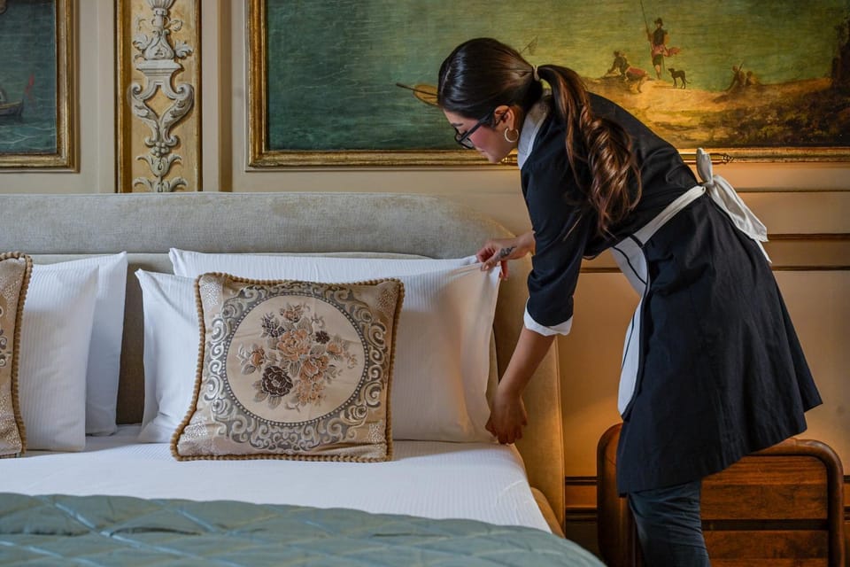 Staff, Staff, Bed, Photo of the whole room, Decorative detail, Decorative detail, Bedroom