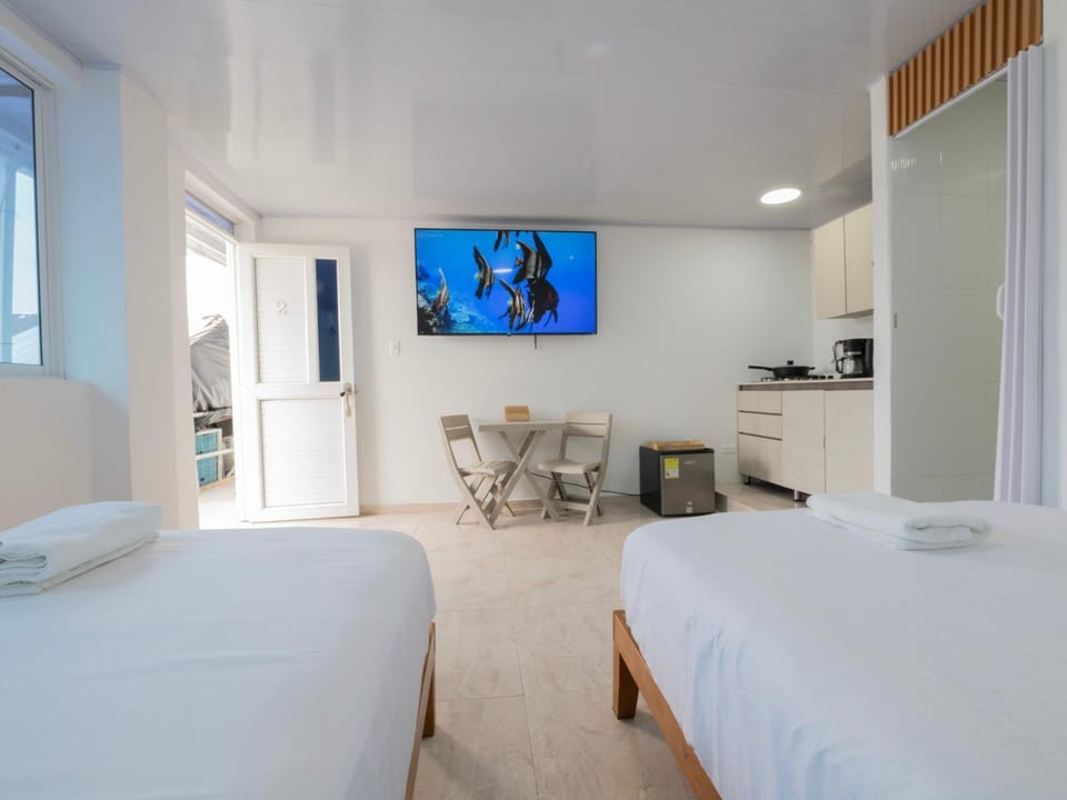 Bed, TV and multimedia, Kitchen or kitchenette, Photo of the whole room, Bedroom, towels