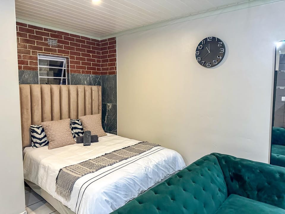 Sir Galahad Flatlet in Camelot in Kuilsriver Bed and Breakfast in Cape Town
