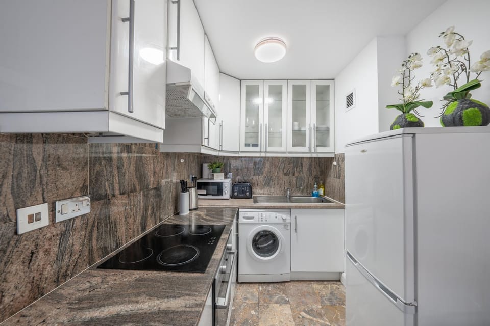Luxurious Studio with Balcony Apartment in City of Westminster