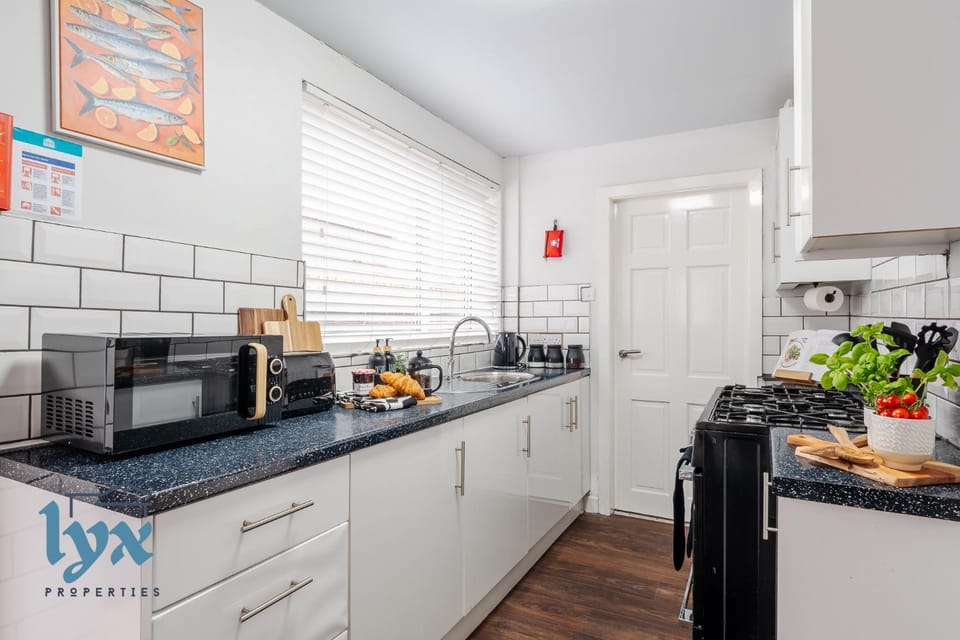 Kitchen or kitchenette, Food and drinks, Food, microwave, oven, stove, toaster