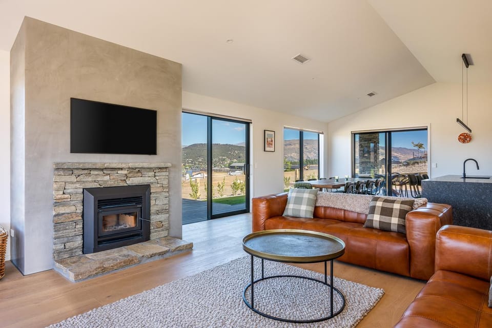TV and multimedia, Seating area, fireplace