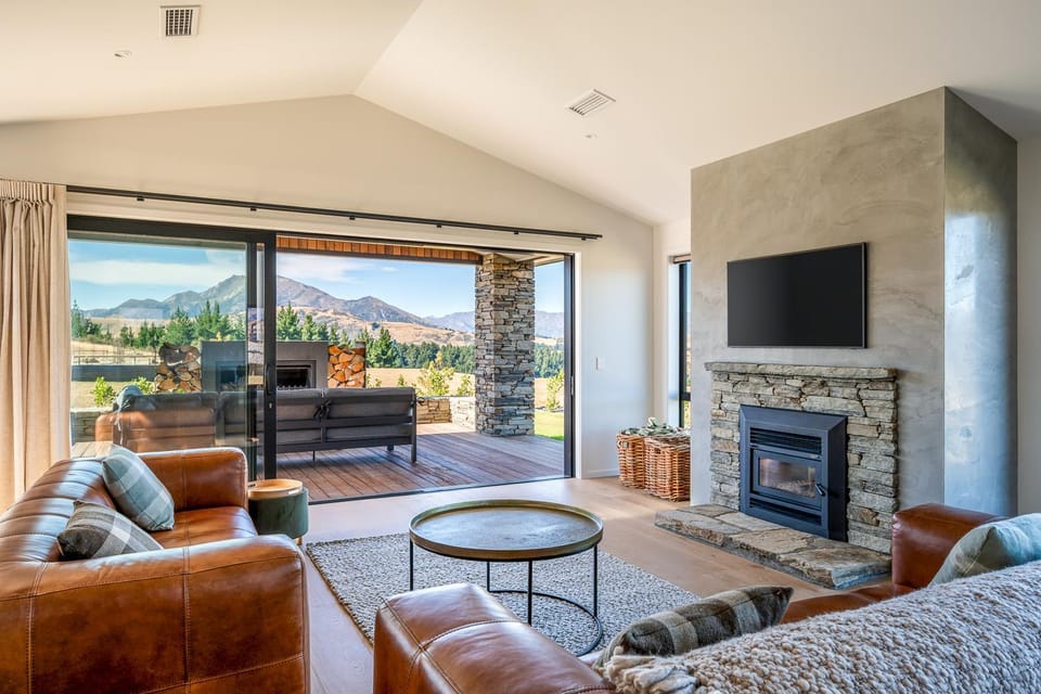 TV and multimedia, Seating area, Mountain view, fireplace, fireplace