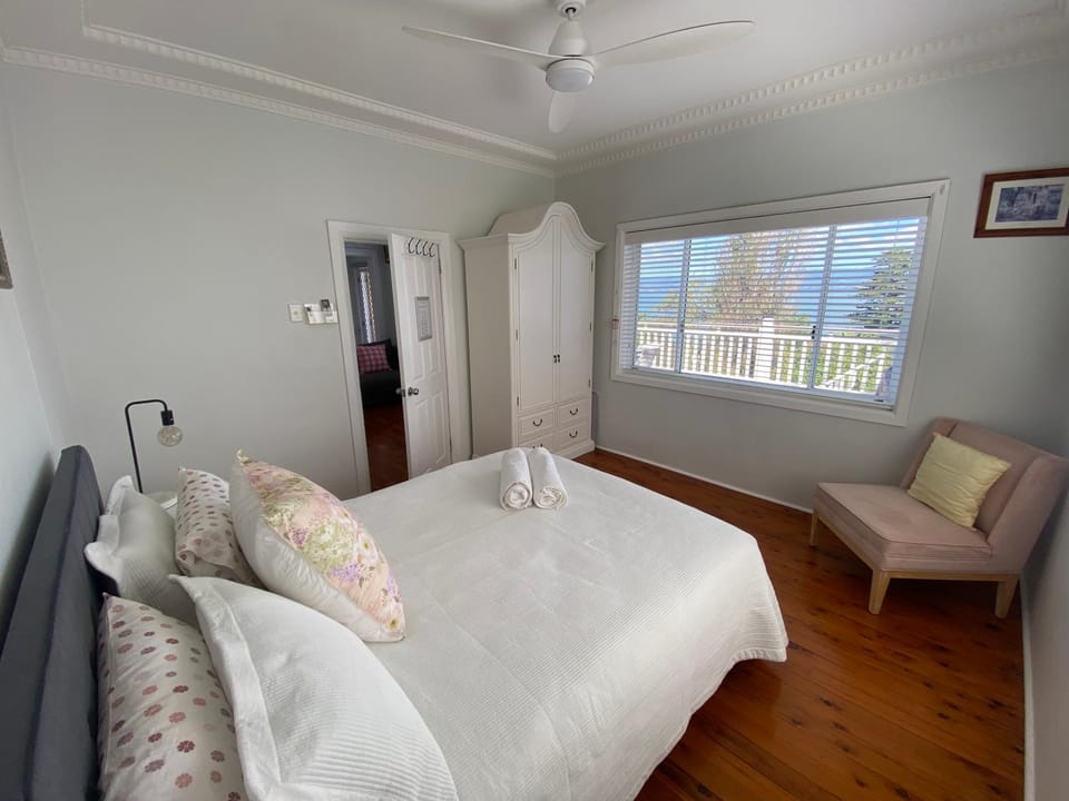 Dog friendly home with spectacular views of Lake Illawarra House in Wollongong