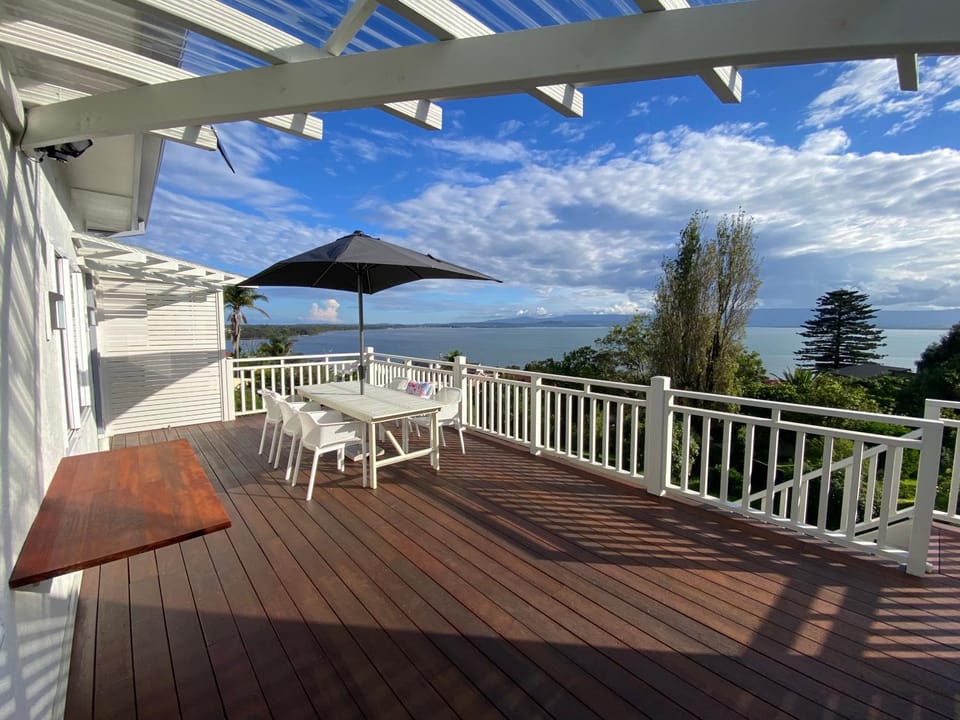 Dog friendly home with spectacular views of Lake Illawarra House in Wollongong