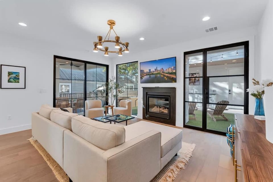 Luxe 6BR Retreat Pool Game Room Sleeps 23 House in Austin