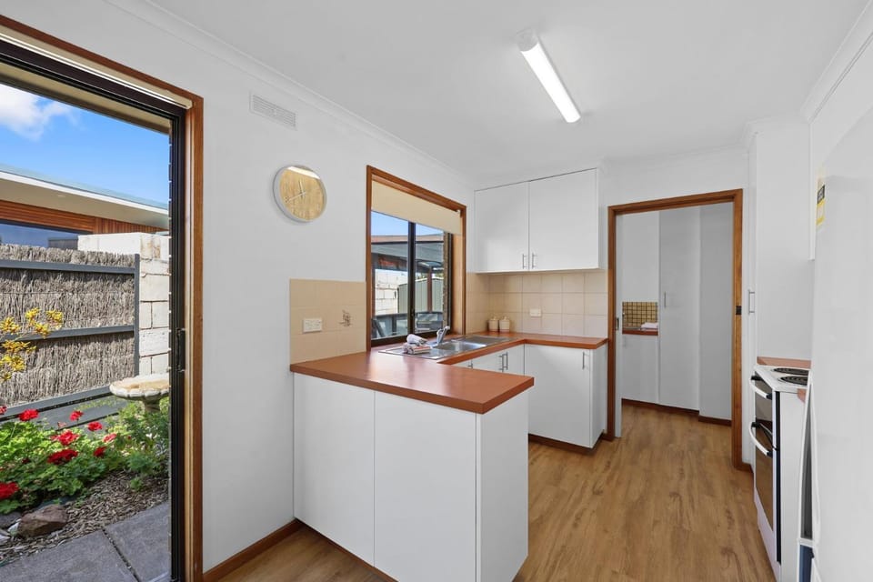 Kitchen or kitchenette, oven
