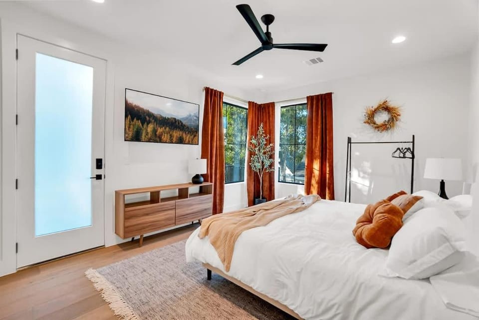 Sleeps19 Pool Game Room Luxe 5BR Retreat House in Austin