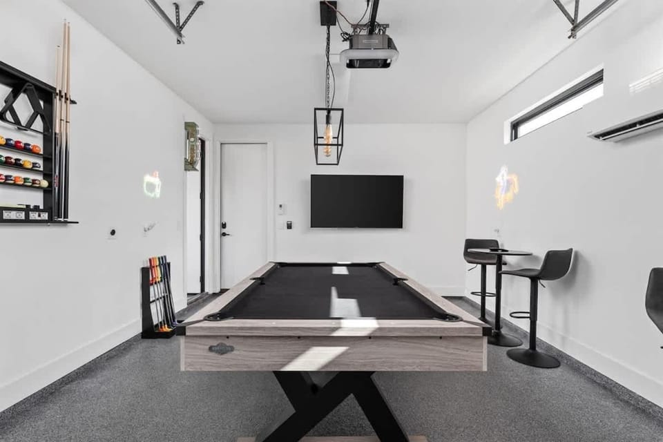 Walk to Downtown Sleeps 16 MiniPutt GameRoom House in Austin